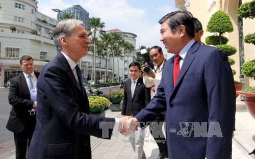 Le ministre britannique des Affaires étrangères en visite à Ho Chi Minh-ville - ảnh 1